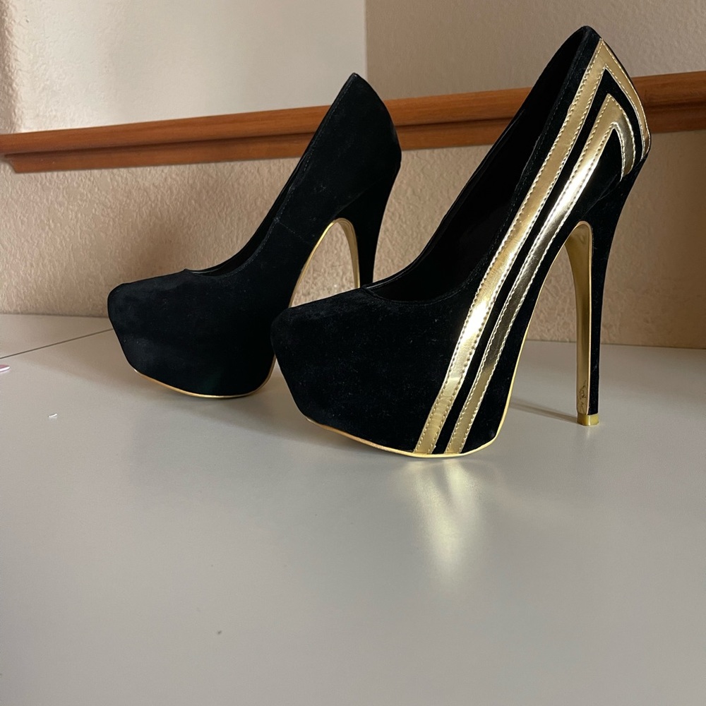 Black and gold sheikh pumps